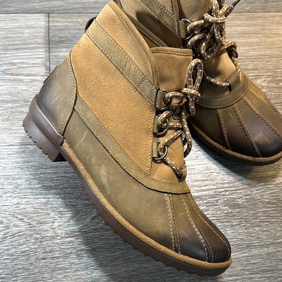 UGG tan leather snow boots woman’s size 10 (b170)